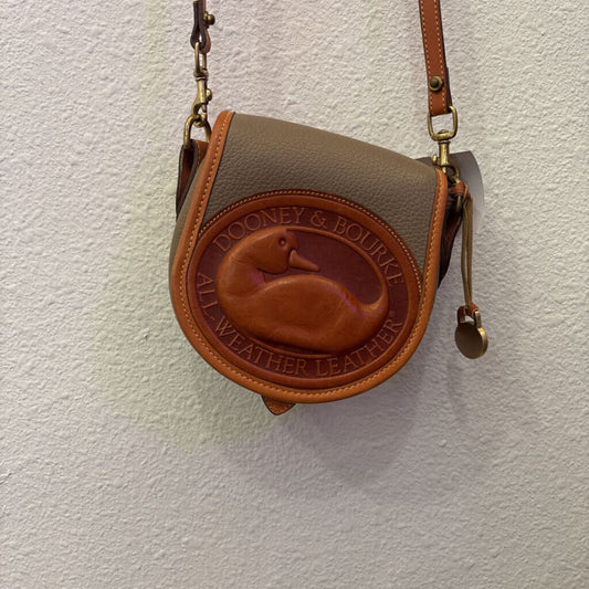 DOONEY&BOURKE,D&B CROSSBODY ,TAUPE CAMEL