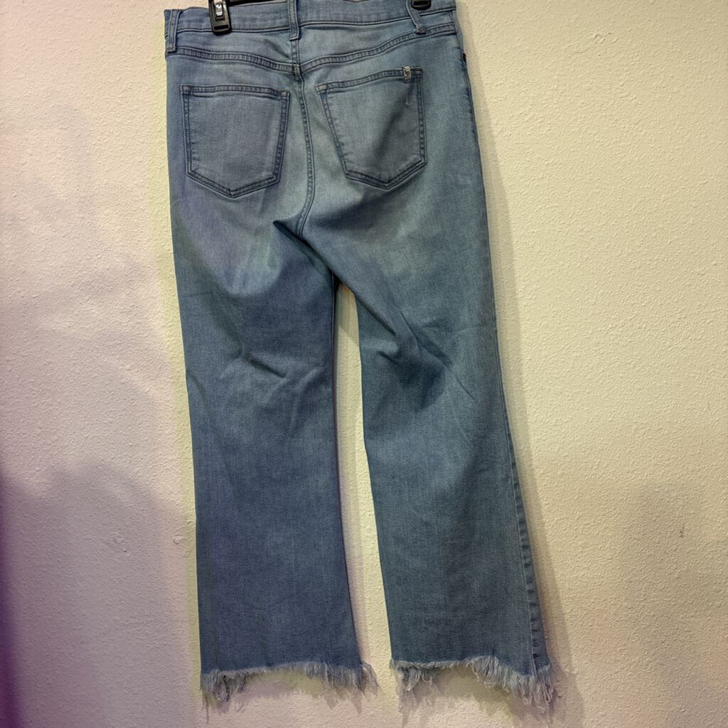 SNEAK PEAK,HIGH RISE CROP FLARE FRAYED, 9/29