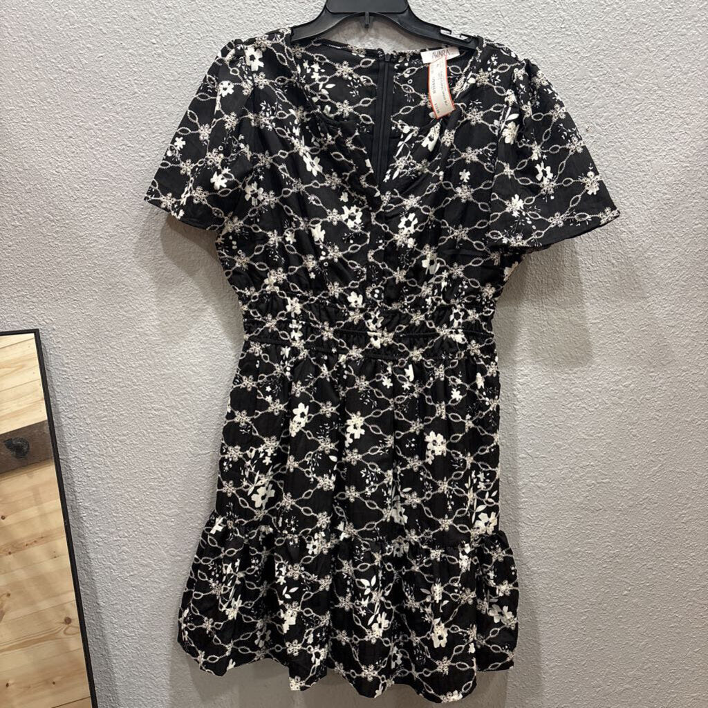 AVARA,RUFFLE FLORAL DRESS,BLK WHT,L