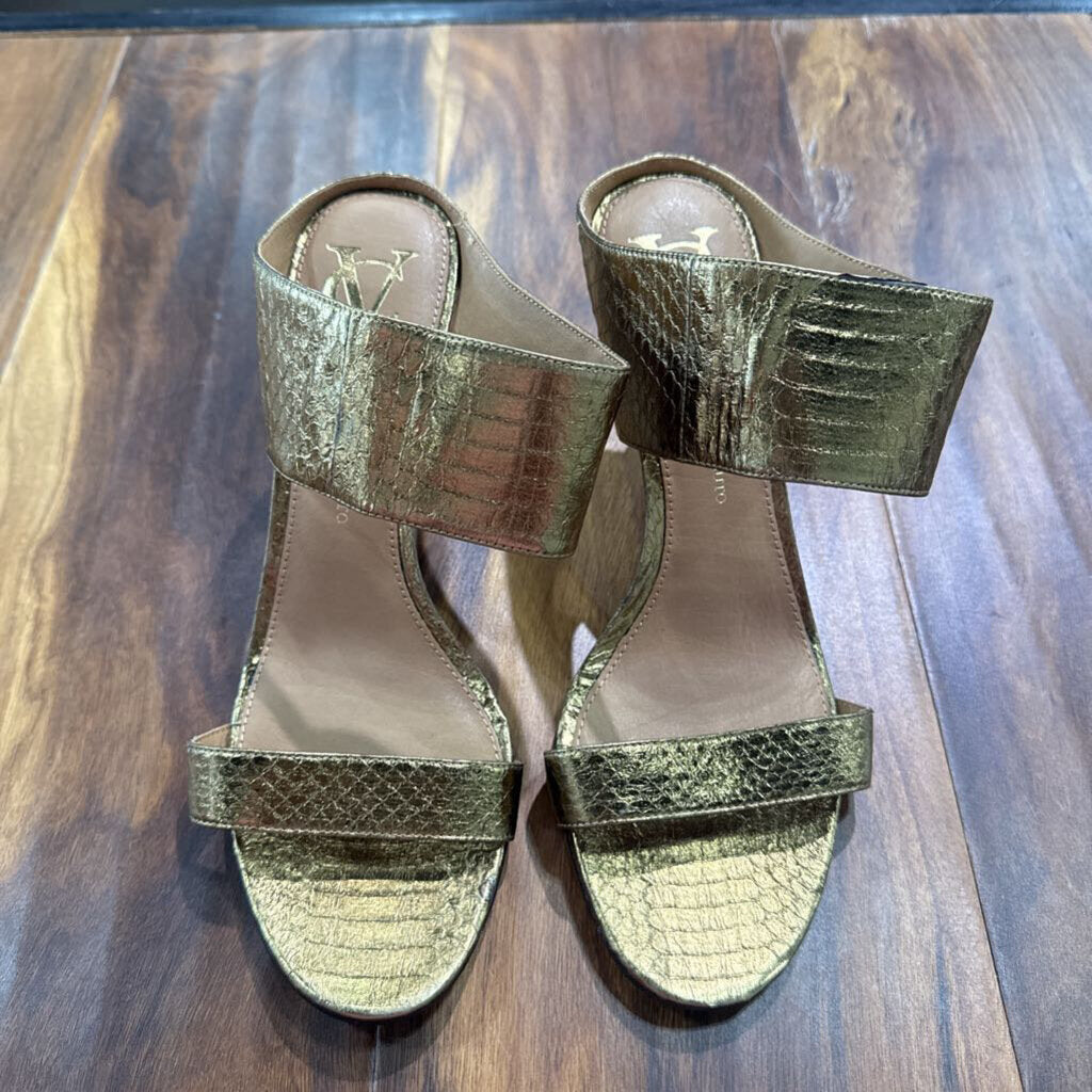 VINCE CAMUTO,NEW SNAKESKIN HEEL ,GOLD ,9