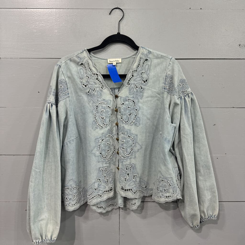 AARON & AMBER,DENIM FLORAL TOP ,BLUE ,L