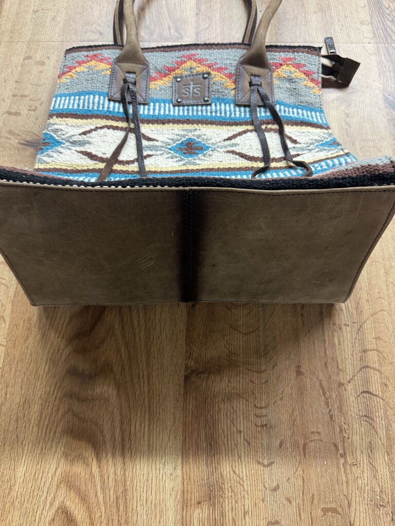 STS RANCHWEAR,CARPET SHOULDERBAG RETAIL $248,MULTI