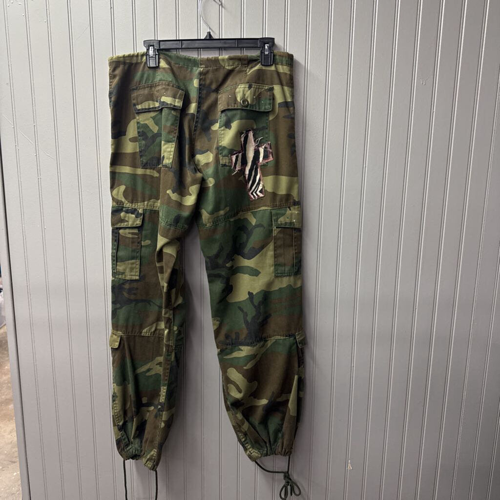 R CINCO RANCH,EMBELLISHED CARGO PANTS,CAMO,M