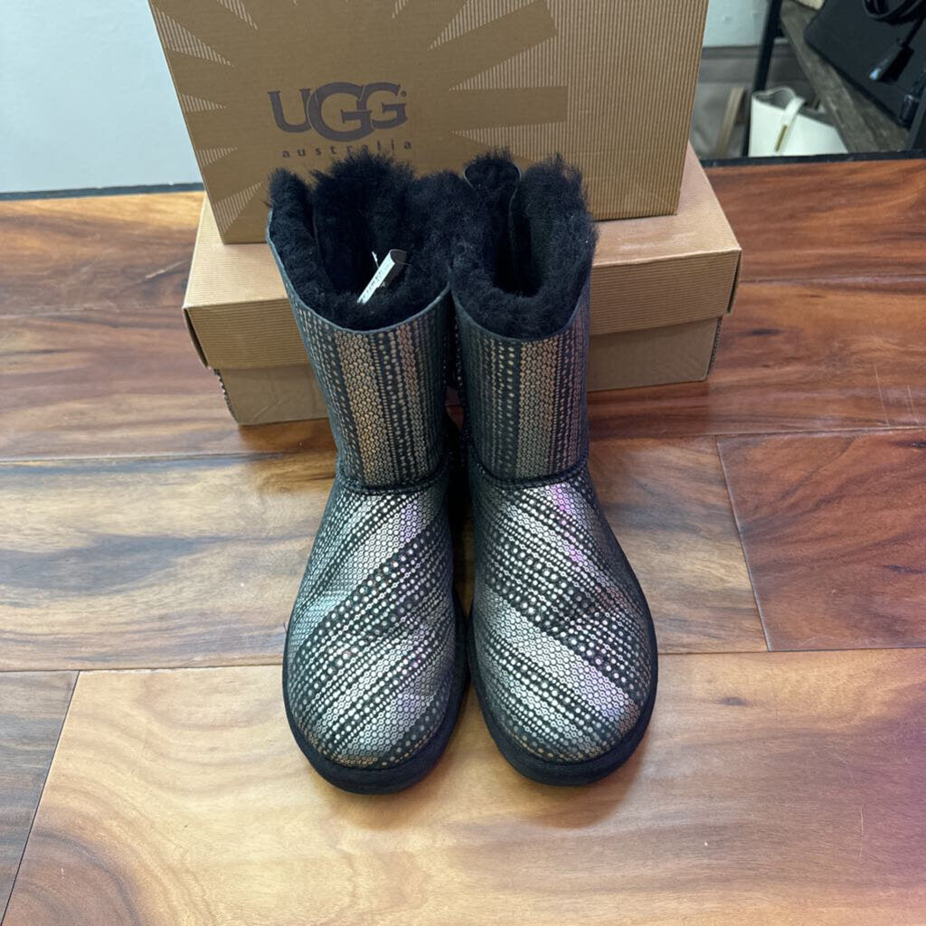 UGG,UGG Boots w/ Charms,Blk/Silver,6