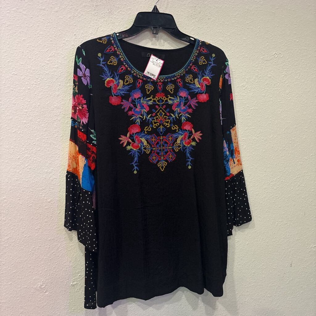 CALESSA,PATTERNED FLORAL TOP ,BLK MULTI,L