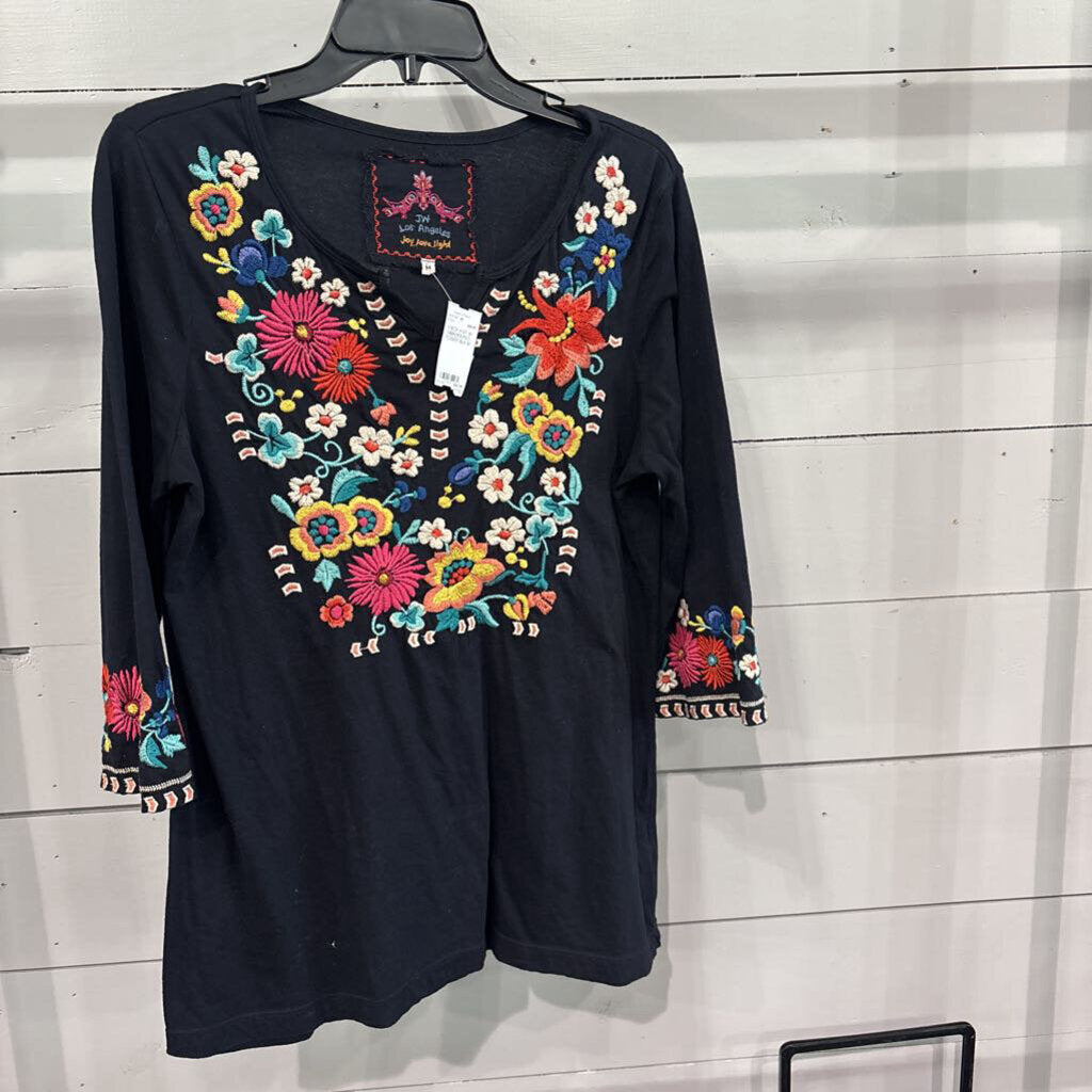 JOHNNY WAS,V NECK KNIT W/ EMBROIDERED FLOWER,BLK,M