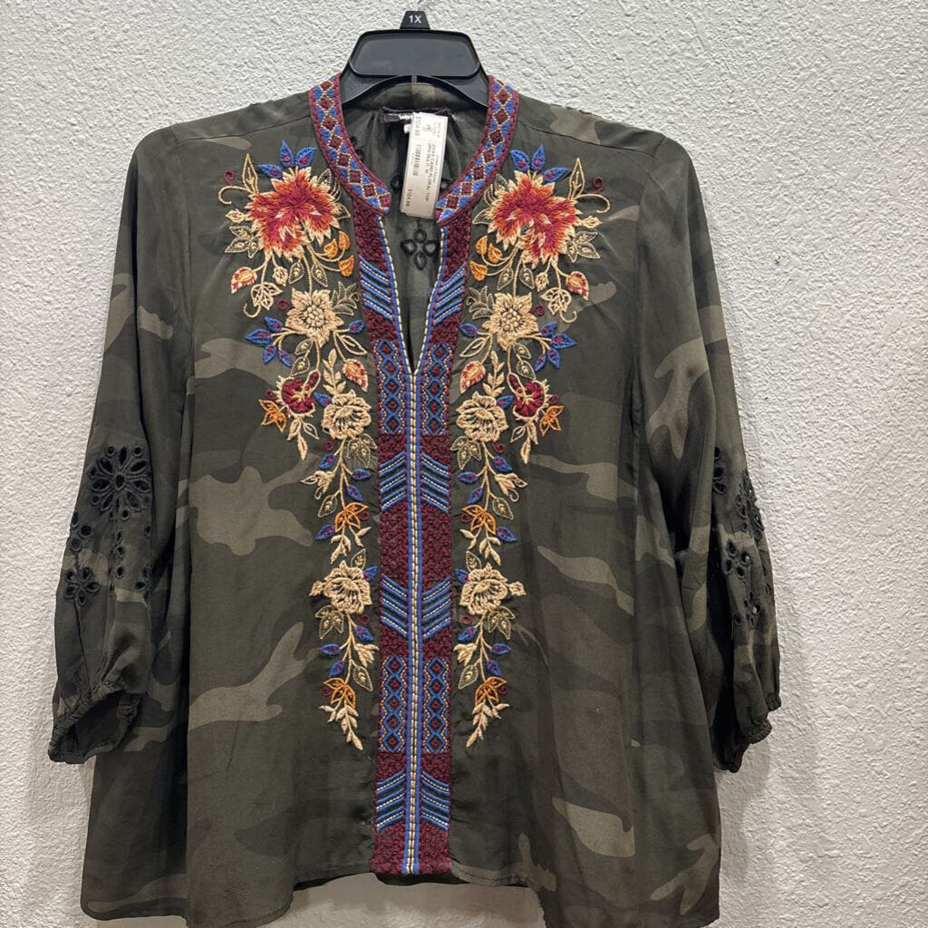 JOHNNY WAS,JWAS CAMO FLORAL TOP ,GRN MULTI ,M