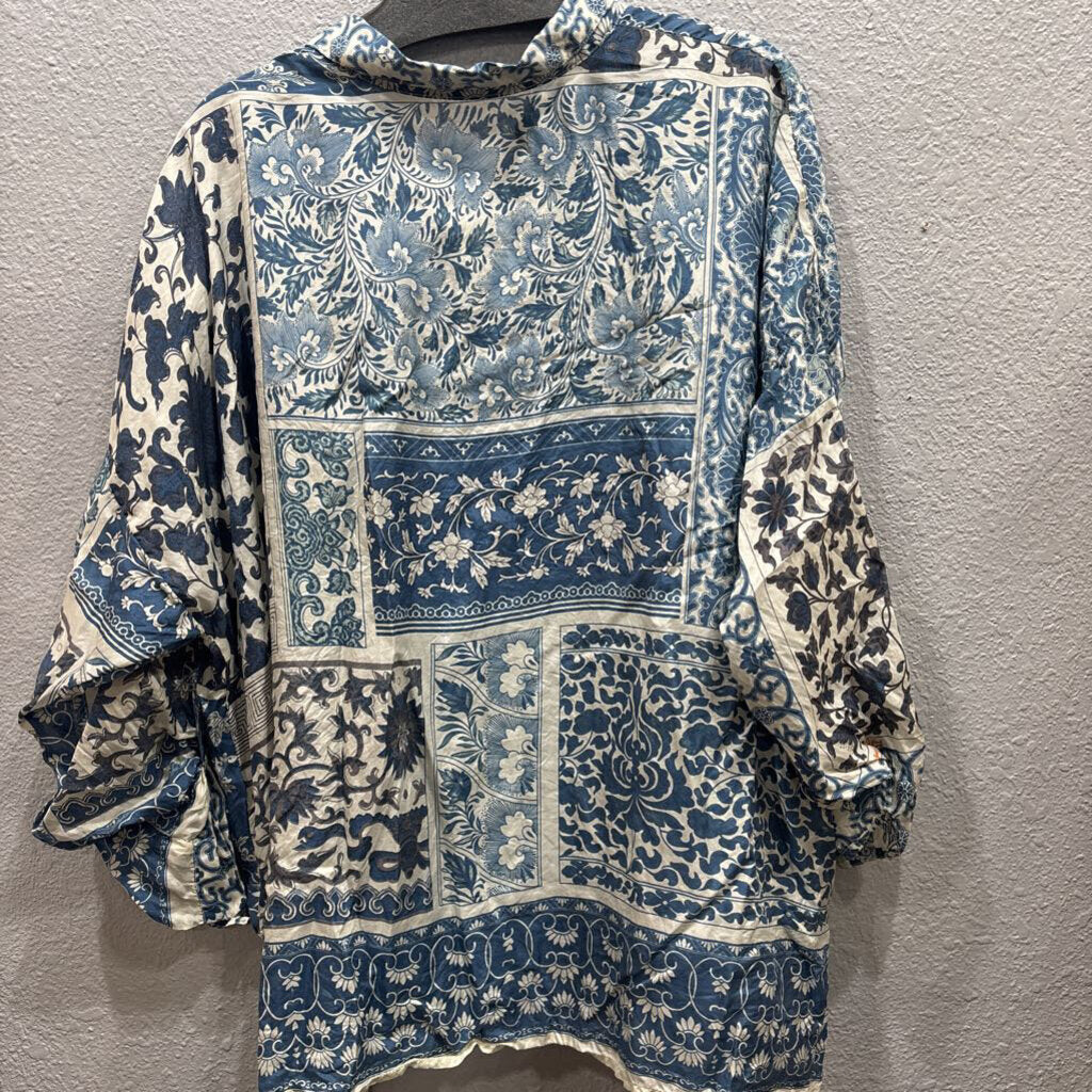 JOHNNY WAS,JWAS SILK LIKE FLORAL TOP ,BLUE WHT ,L