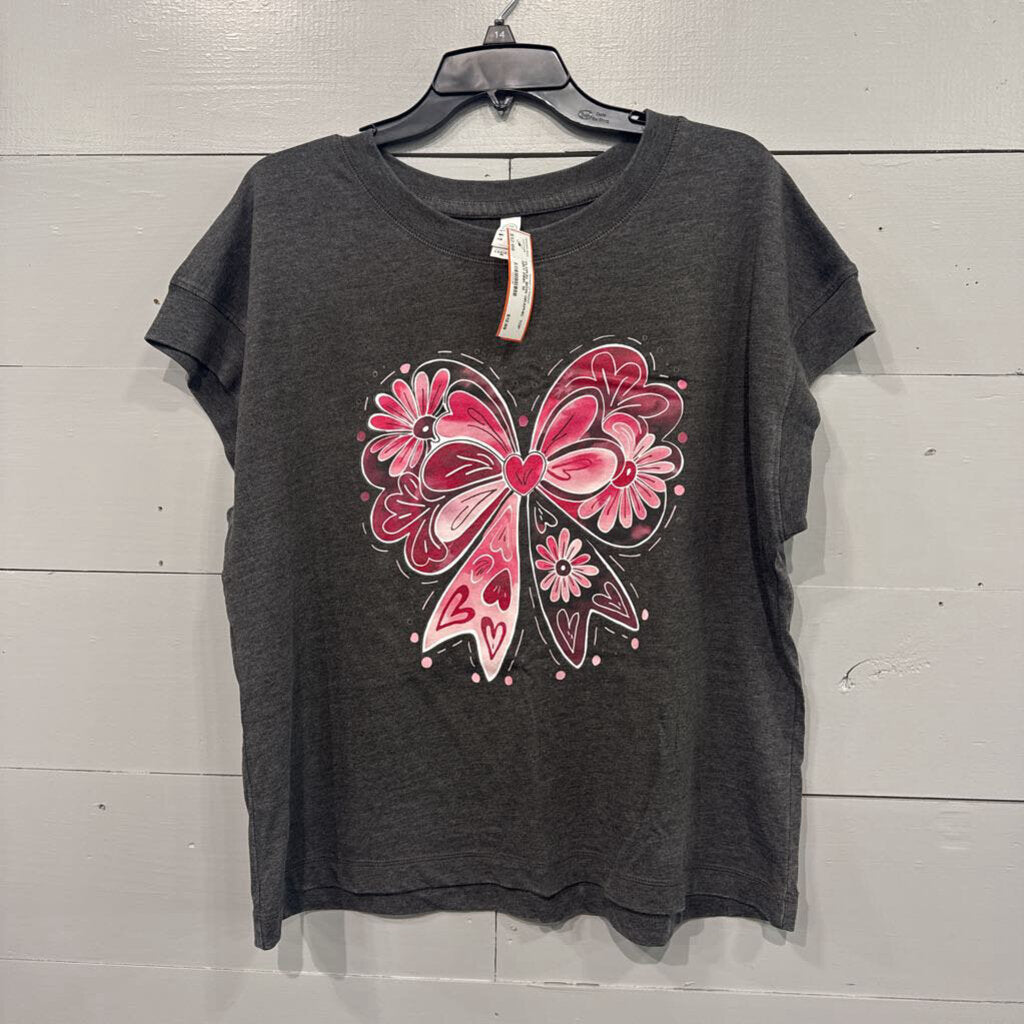 LIVE & LET LIVE,FLORAL BOW GRAPHIC TOP,GRY PINK ,M