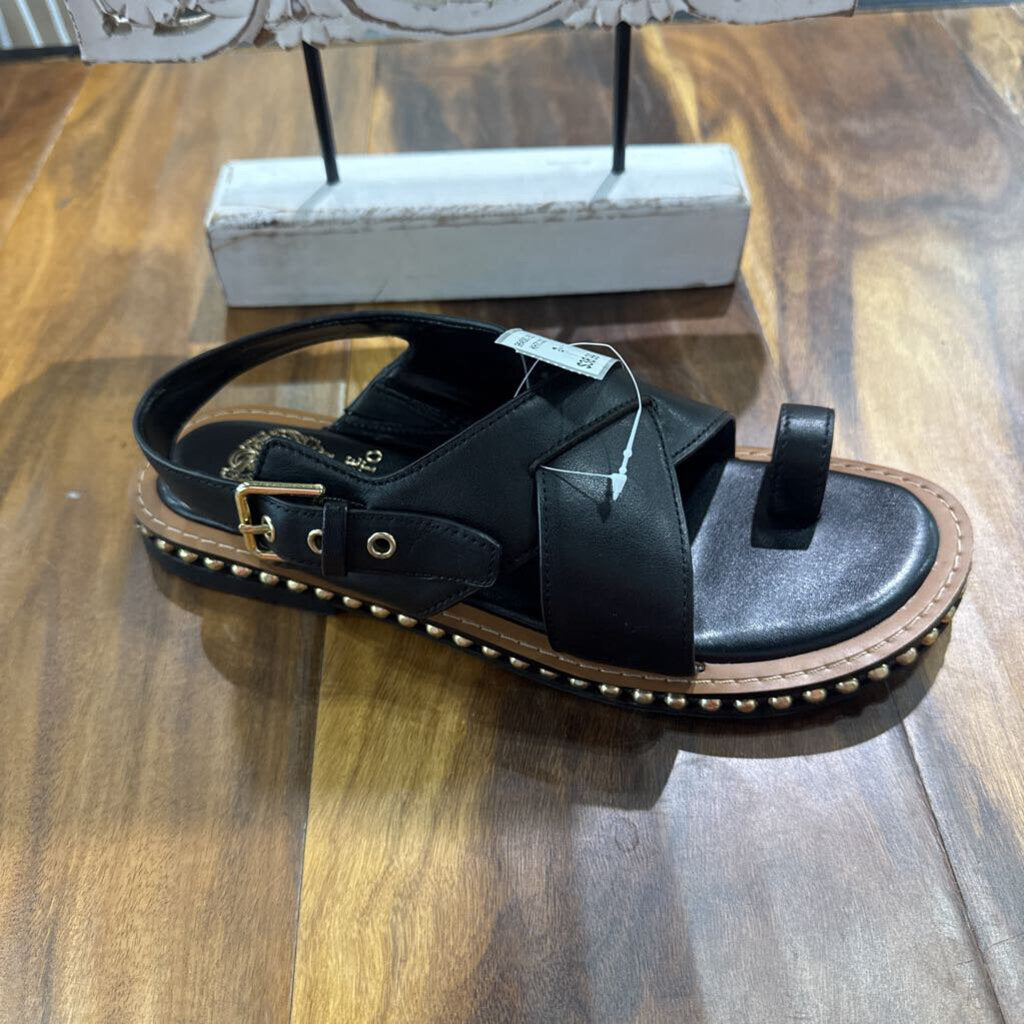 VINCE CAMUTO,LEATHER STUD SANDAL,BLK GOLD,8