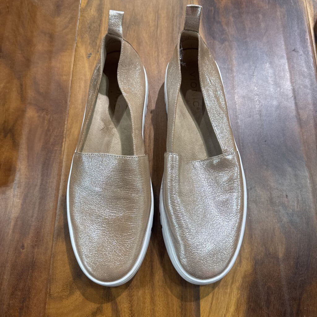 VIONIC,UPTOWN ALINE LOAFER RETAIL $129,GOLD WHT ,9