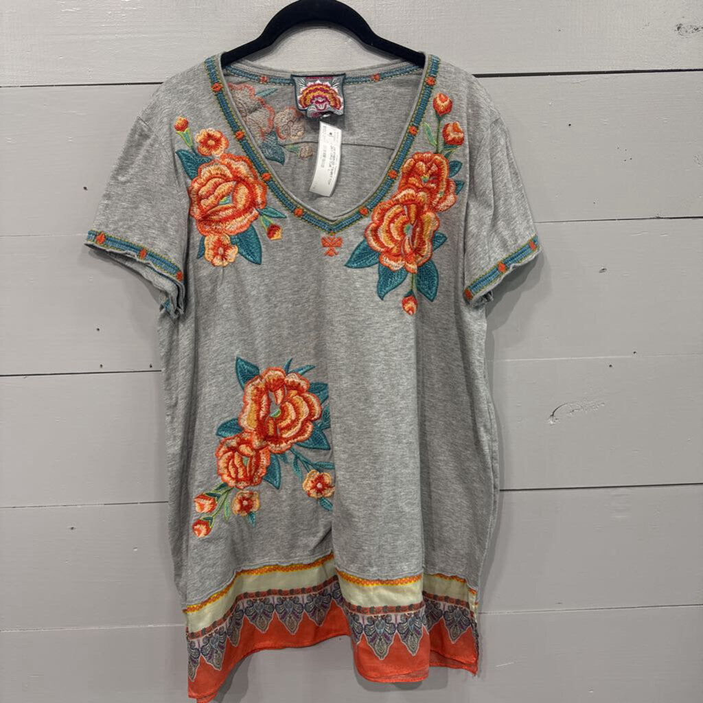 JOHNNY WAS,JW EMBROD TSHIRT TOP ,GRY ORG TUR ,L
