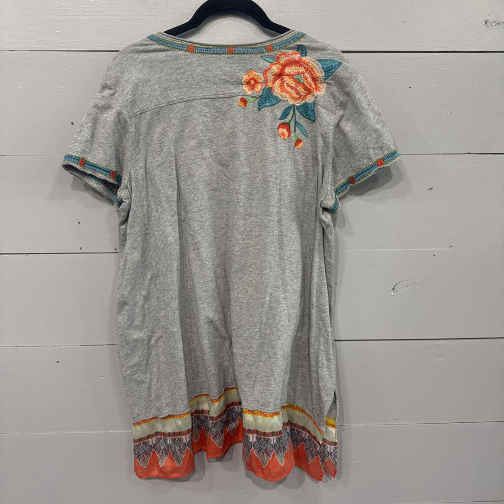 JOHNNY WAS,JW EMBROD TSHIRT TOP ,GRY ORG TUR ,L